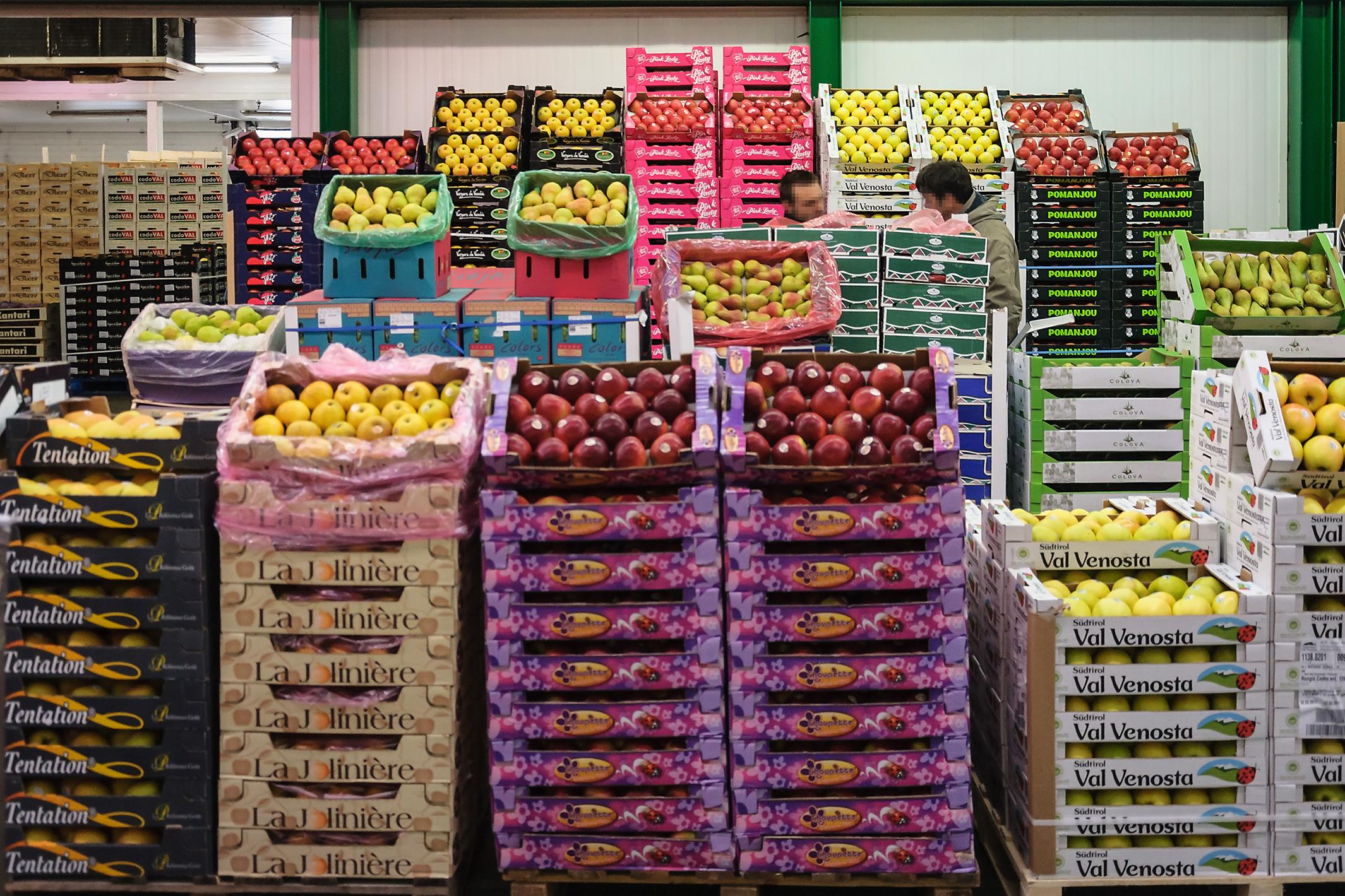 Stand de pommes au marché international de Rungis, France